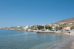 Paralia Finikas'in fotoğrafı uçurumlarla desteklenmiş