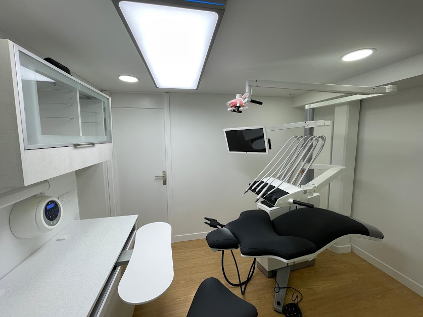 Dr Anas Roumani Dentiste Paris 2 Implant dentaire Smilers à Paris