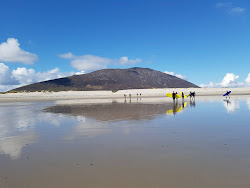 Photo de Keel Beach protégé par des falaises
