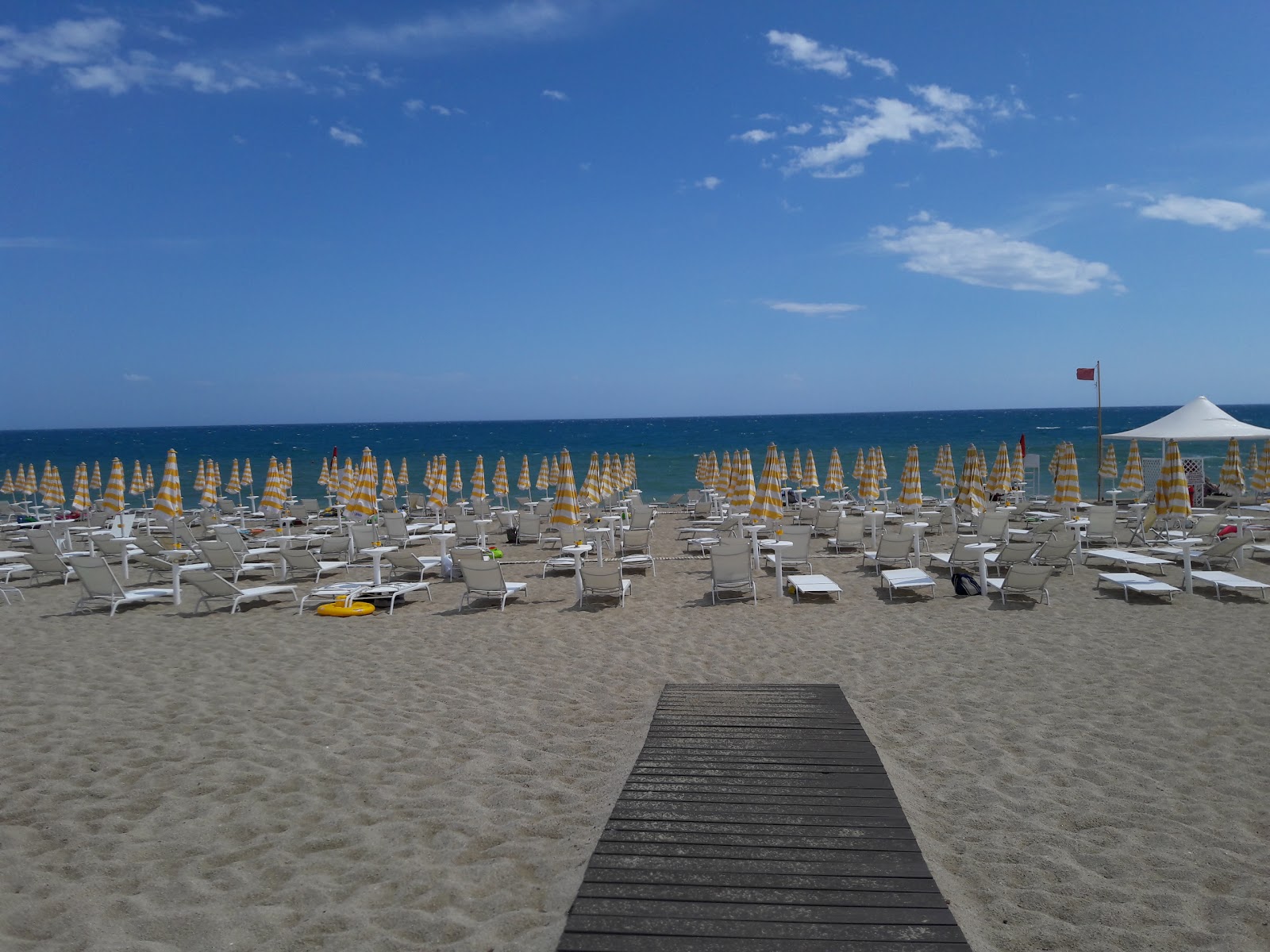 Foto di Spiaggia Serena con parzialmente pulito livello di pulizia