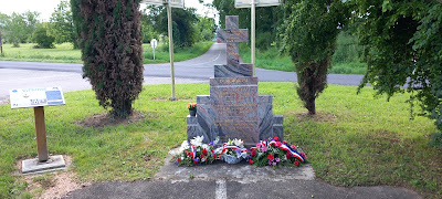 Stèle des 4 Routes à Moncassin