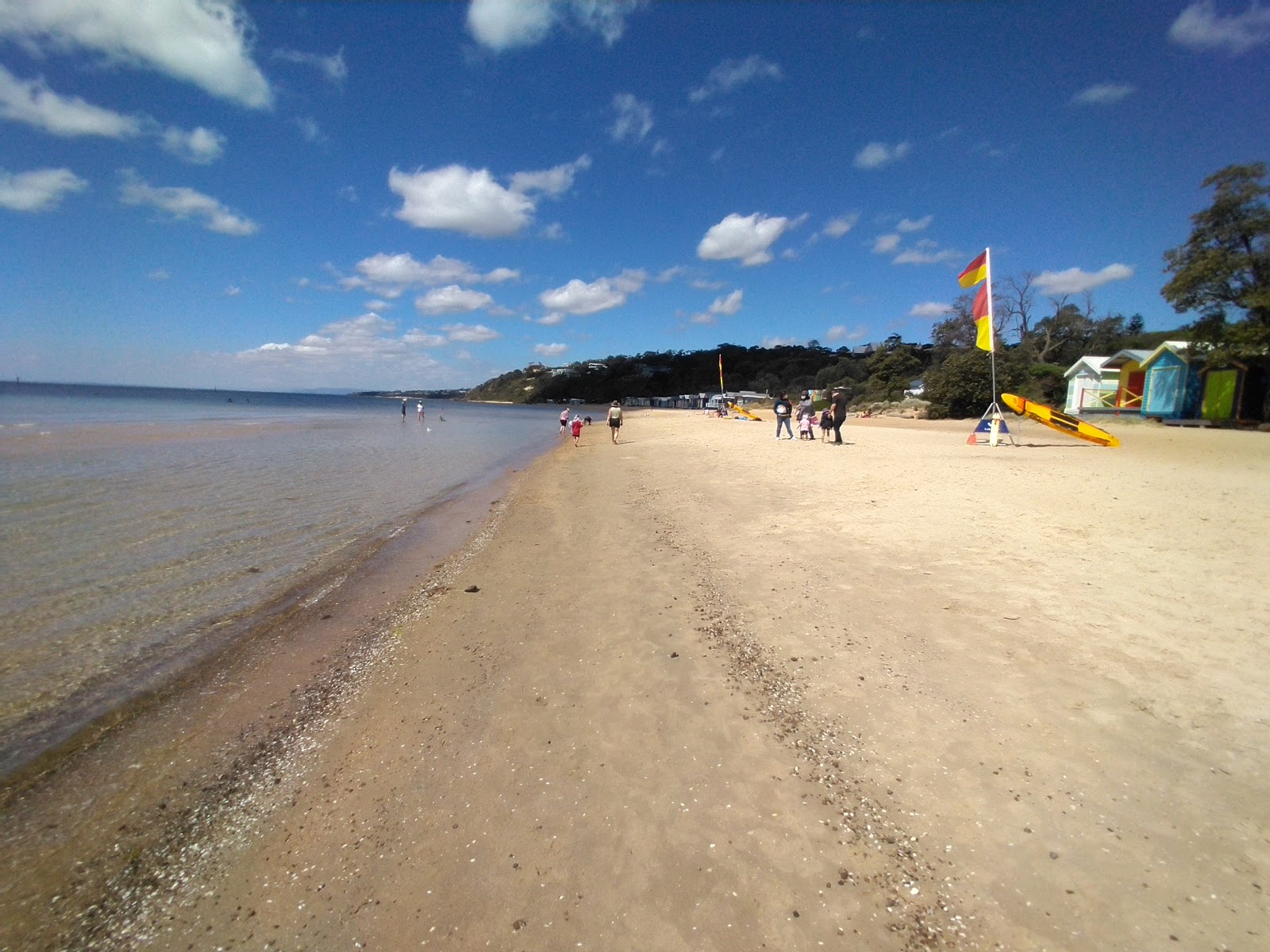 Mills Beach'in fotoğrafı - rahatlamayı sevenler arasında popüler bir yer