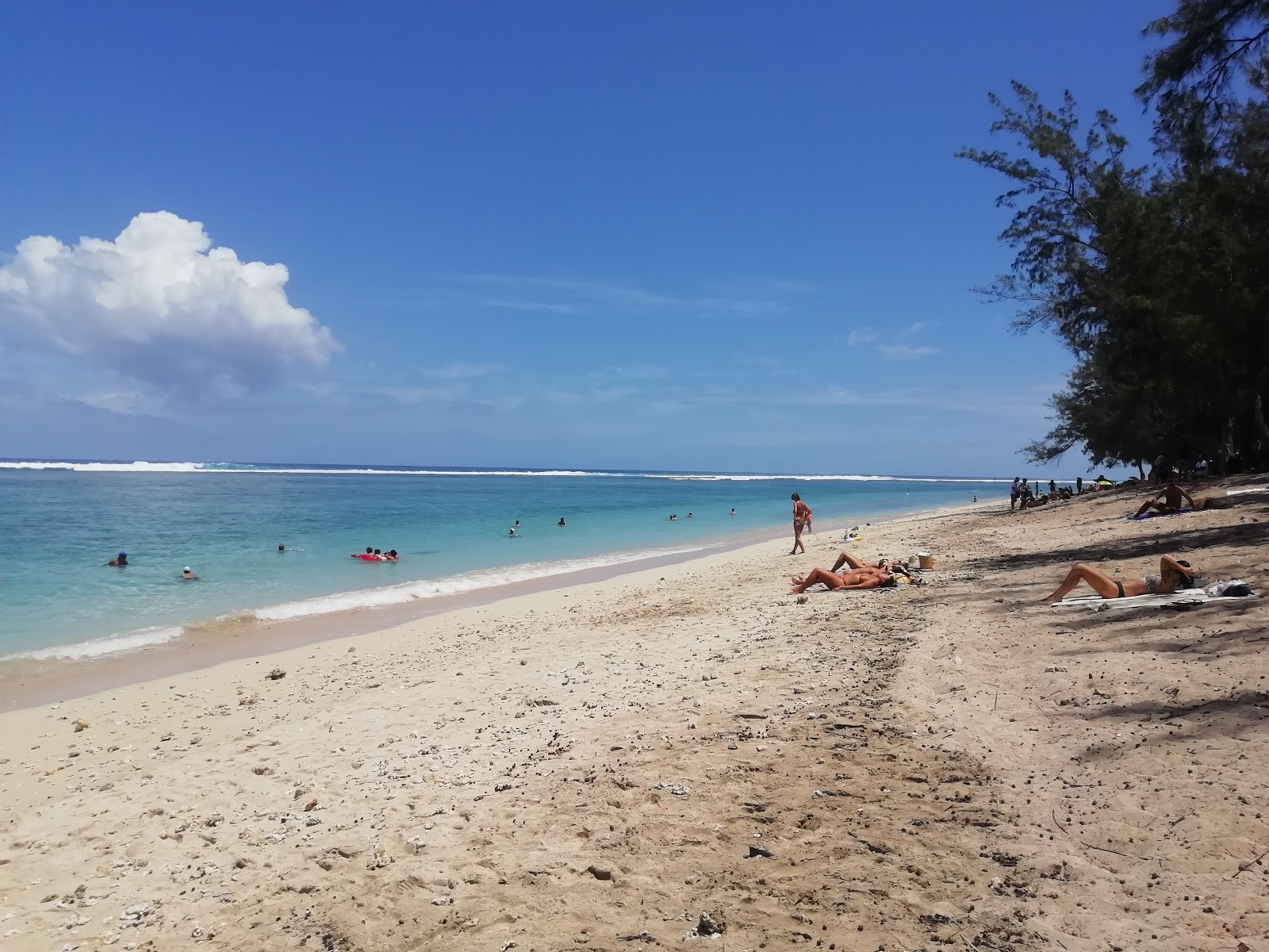 Photo de Plage De L'Hermitage avec rivage droit, long
