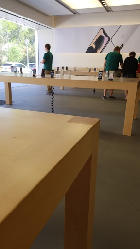 Computer Store «Apple Suburban Square», reviews and photos, 61 Saint James Pl, Ardmore, PA 19003, USA