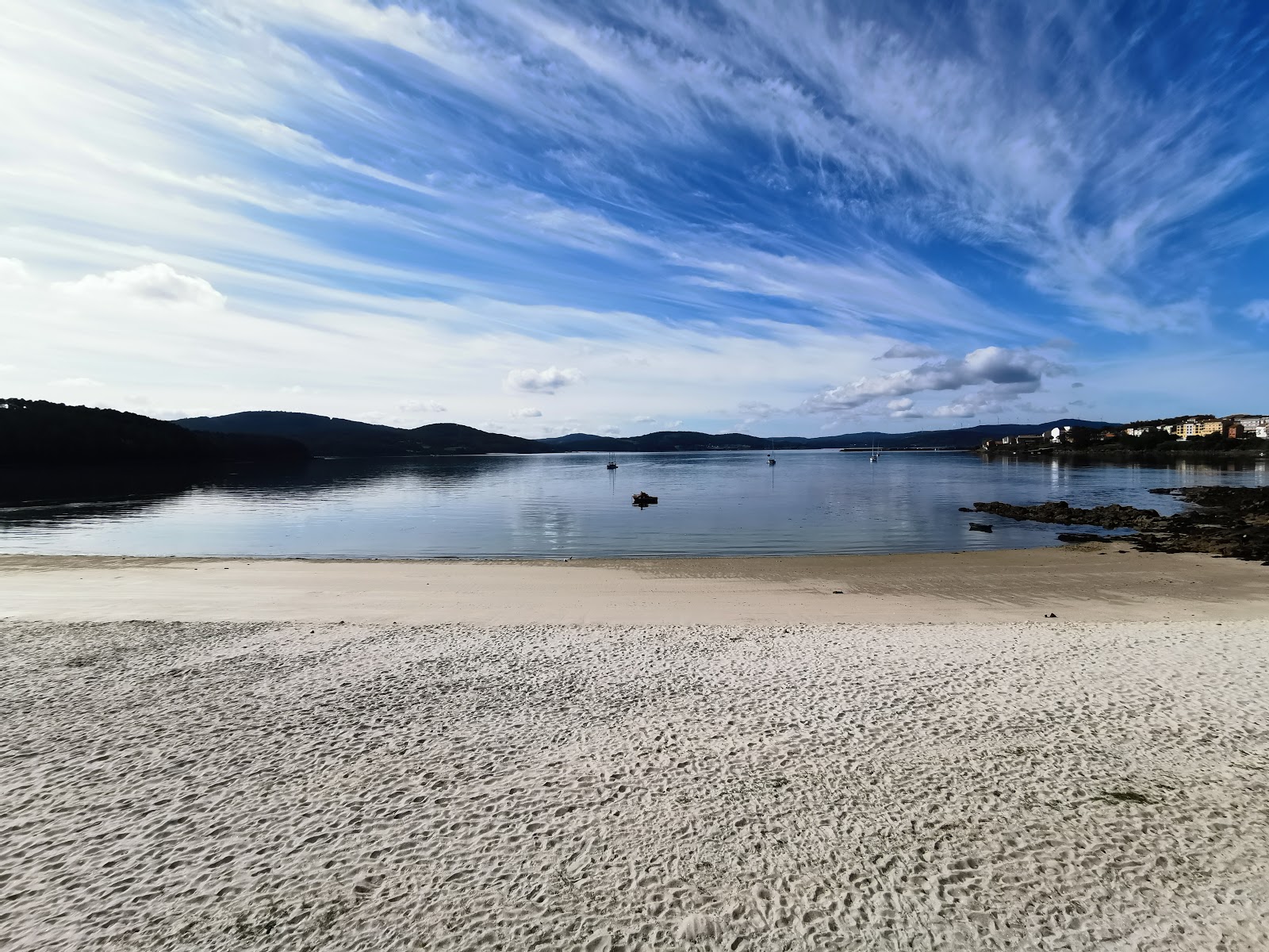 Foto van Playa de Lingunde en de nederzetting