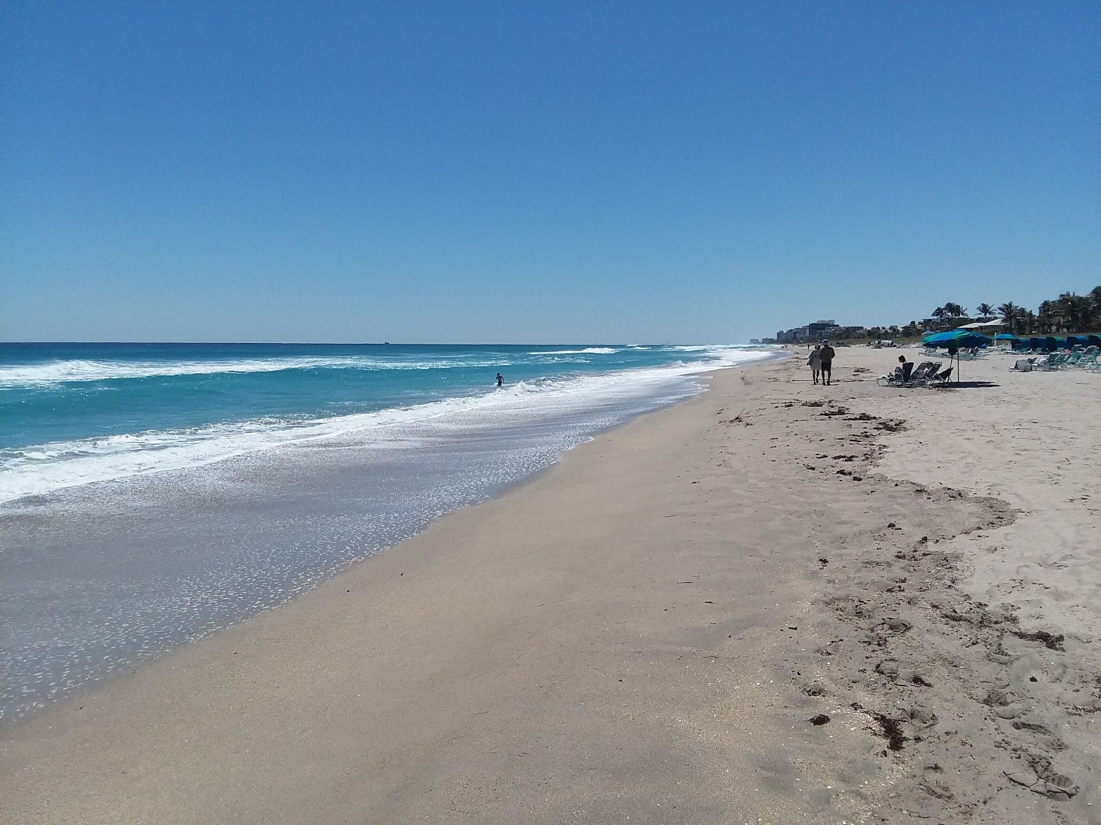 Foto de Atlantic Dunes Park beach com linha costeira longa e reta