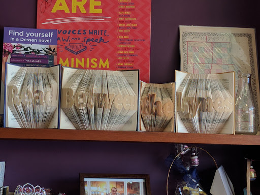 Book Store «Read Between the Lynes», reviews and photos, 111 E Van Buren St, Woodstock, IL 60098, USA