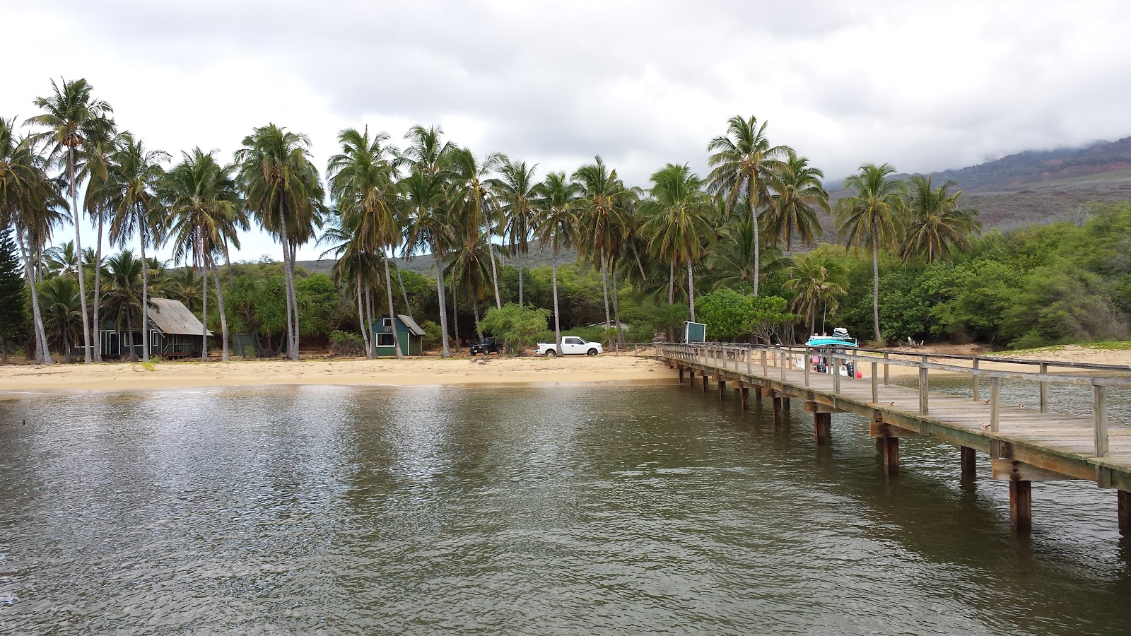 Foto de Halepalaoa Beach con recta y larga