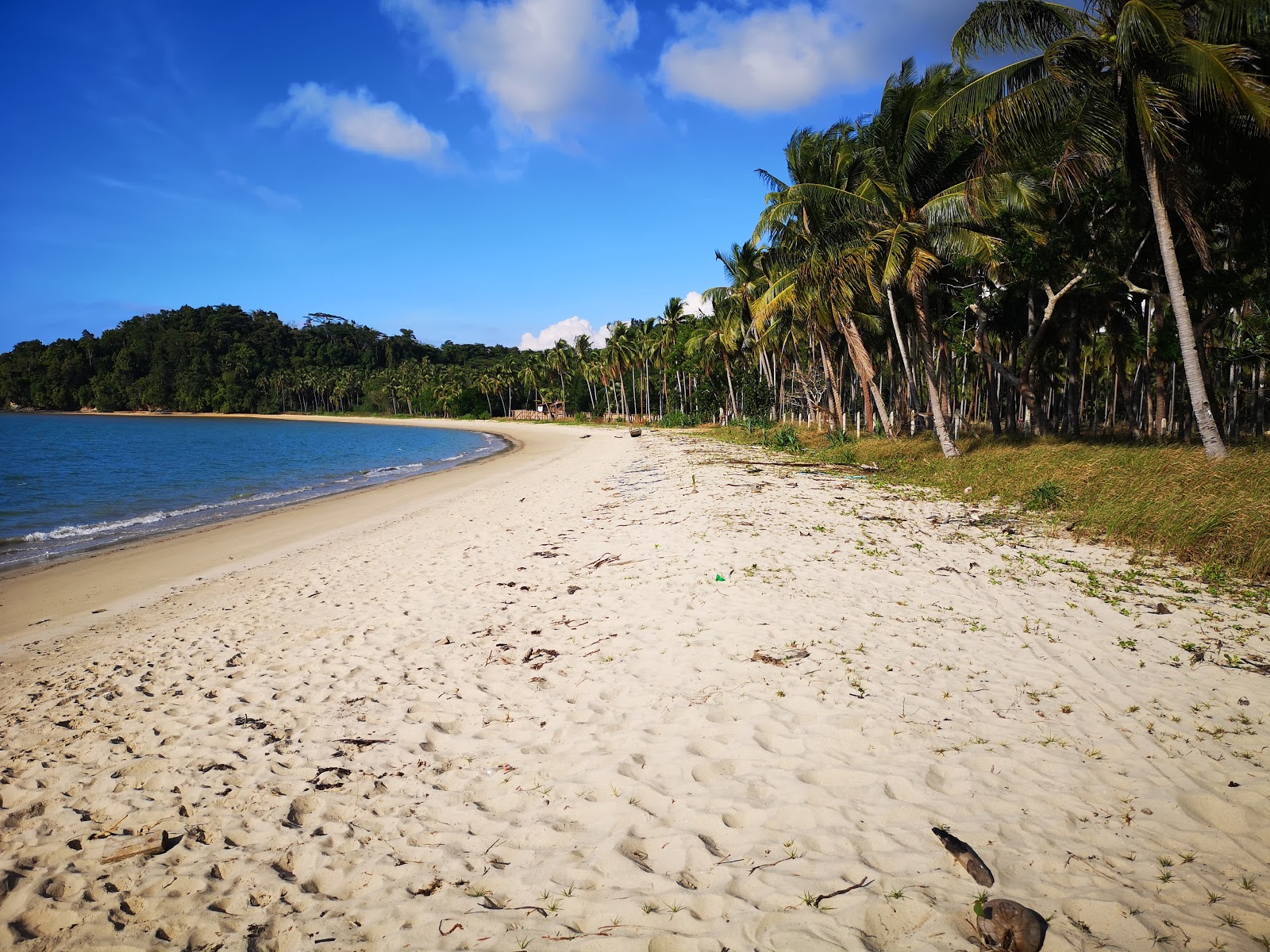 Kemdeng Beach的照片 带有长直海岸