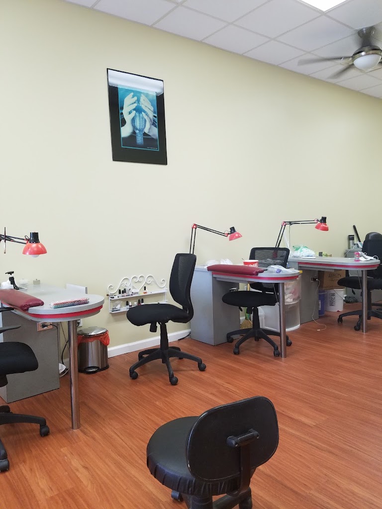 Deedee's Nails & Facial Spa 11735