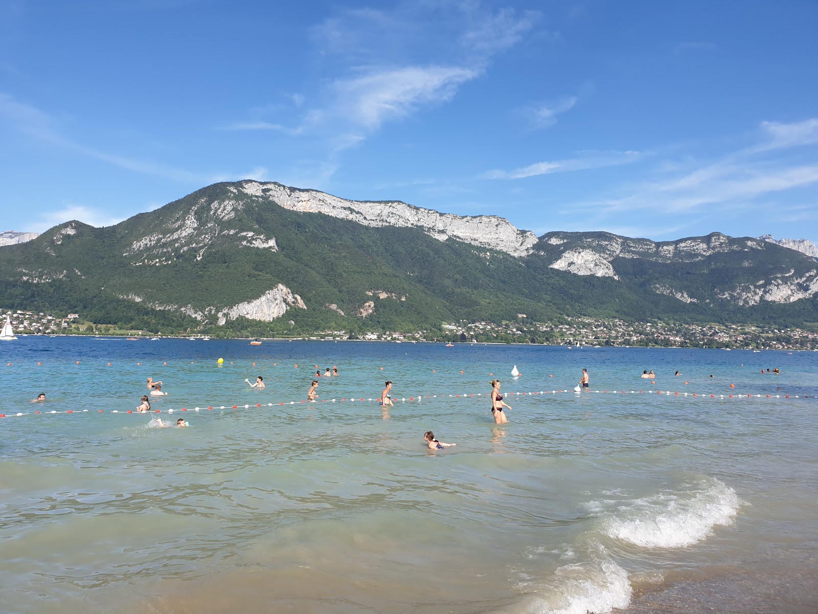 Fotografie cu Plage des Marquisats cu o suprafață de apa pură turcoaz