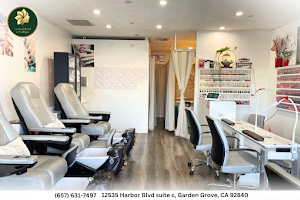 Herbal Head & Nail Spa image