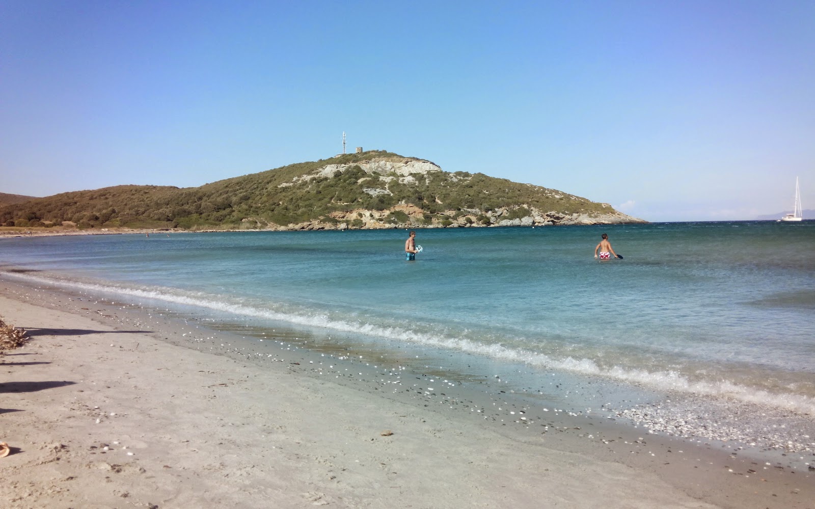Foto von Macinaggio beach von Klippen umgeben