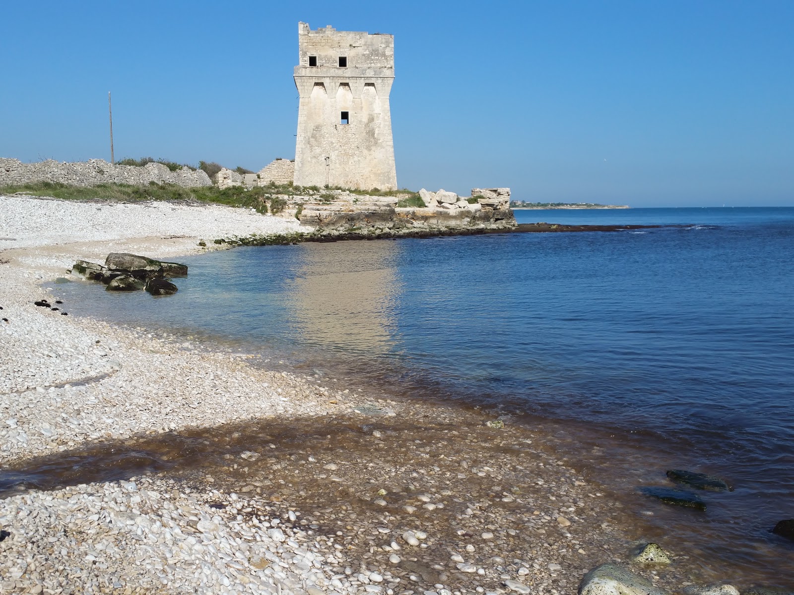 Photo of Torre Calderina beach with gray pebble surface