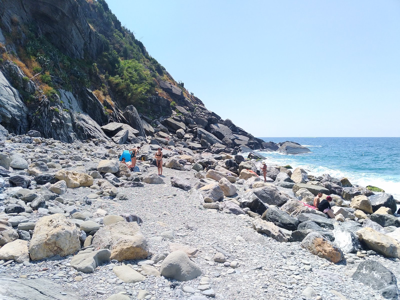 Foto von Strand von Vernazza mit blaues wasser Oberfläche