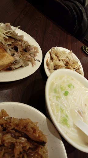 阿月子油飯，米粉湯，黑白切 的照片