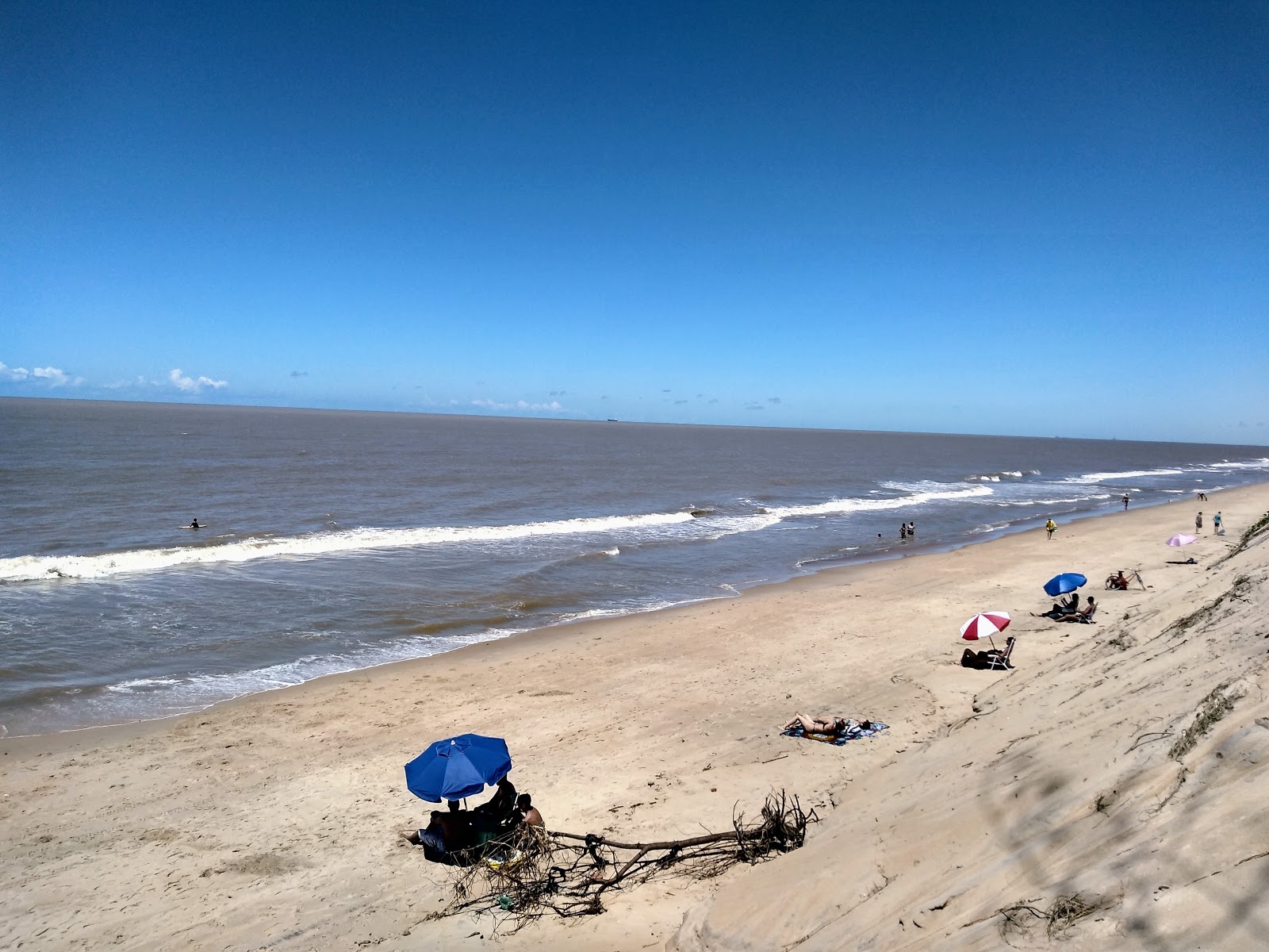 Fotografija Plaža Atafona z svetel pesek površino