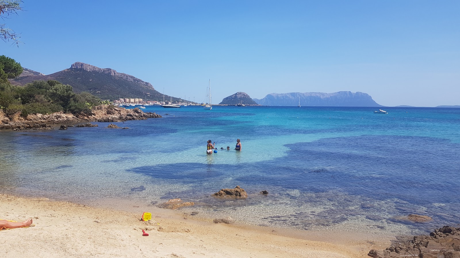 Zdjęcie Spiaggia Punta Pedrosa z powierzchnią beżowy piasek