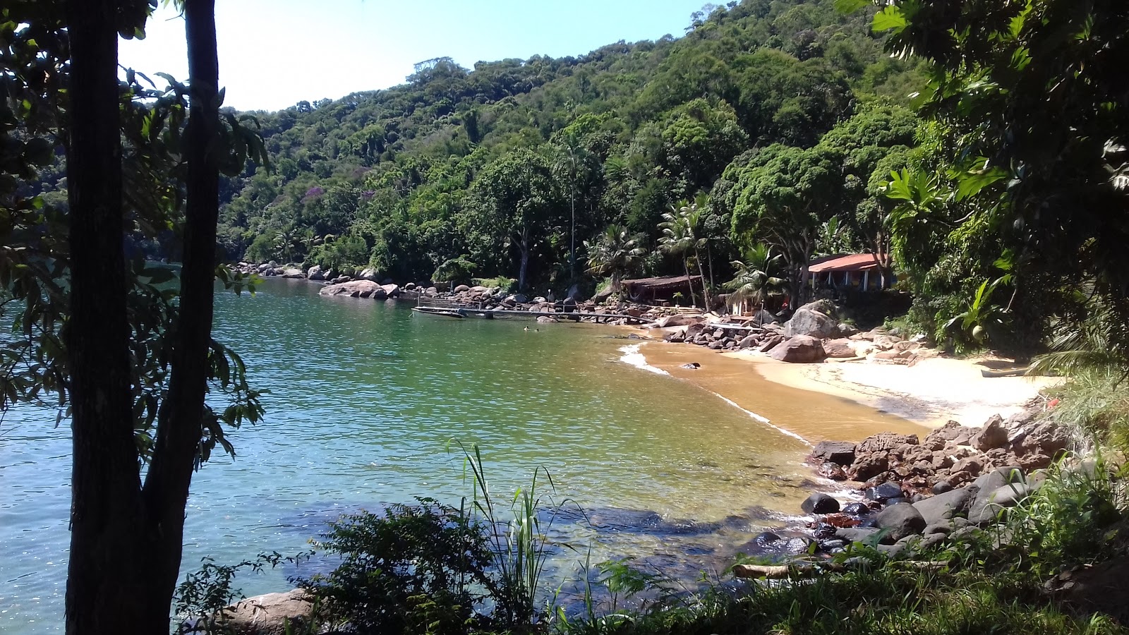 Waterfall Beach的照片 带有米色沙子表面