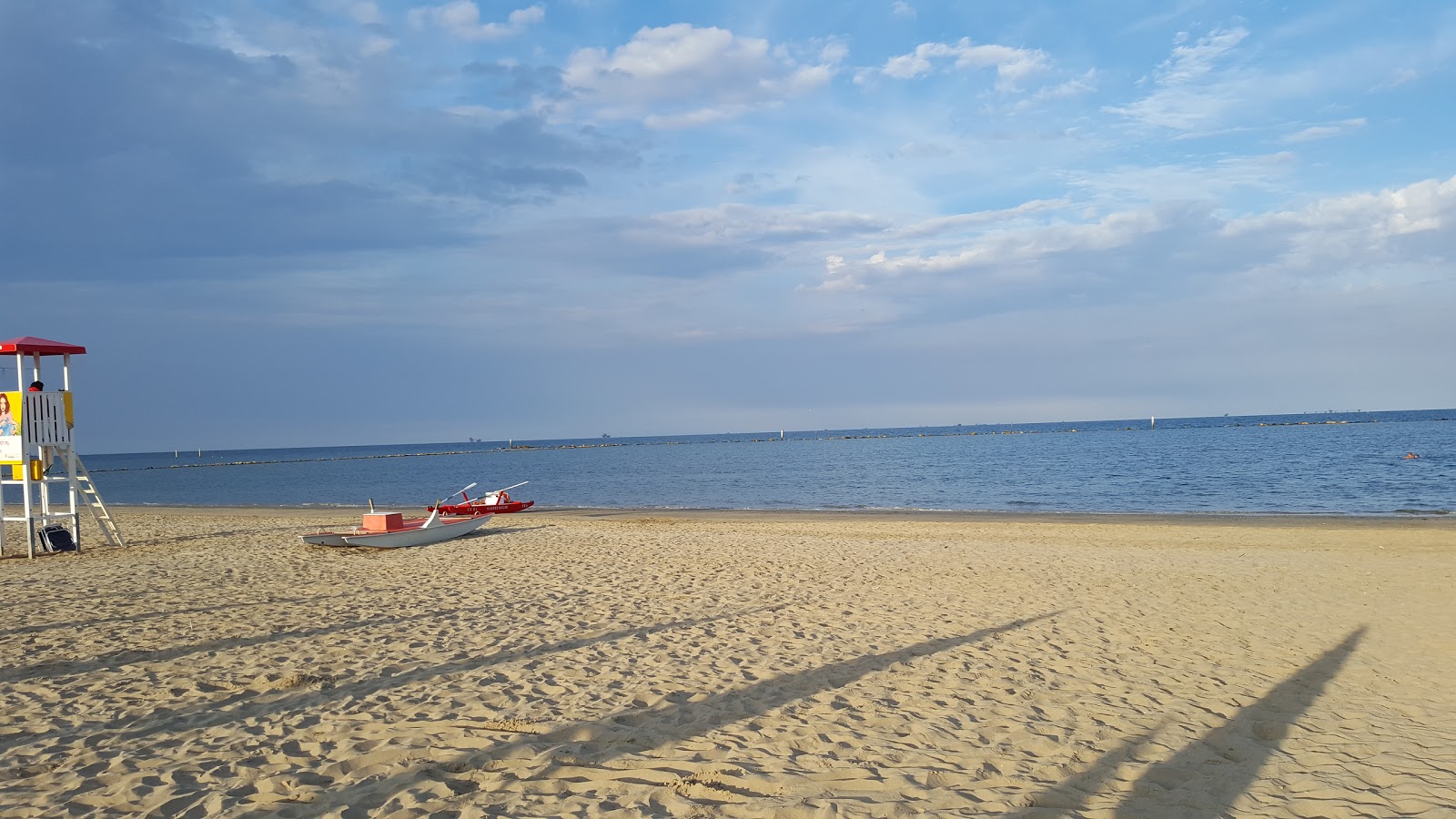 Foto van Strand van Marina di Ravenna met helder zand oppervlakte