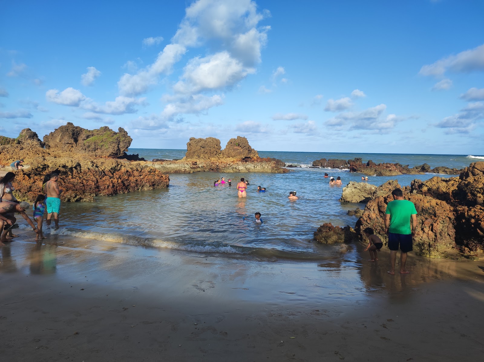 Photo de Praia Naturista de Tambaba entouré de montagnes