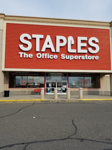Office Supply Store «Staples», reviews and photos, 204 Airport Plaza Blvd, Farmingdale, NY 11735, USA