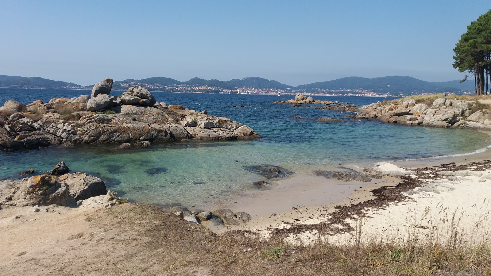 Foto di Cocho das Dornas con una superficie del acqua cristallina