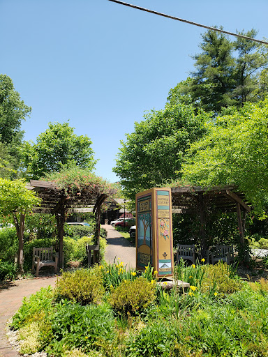 Hamburger Restaurant «Mountain Fresh Grocery Inc», reviews and photos, 521 Main St, Highlands, NC 28741, USA