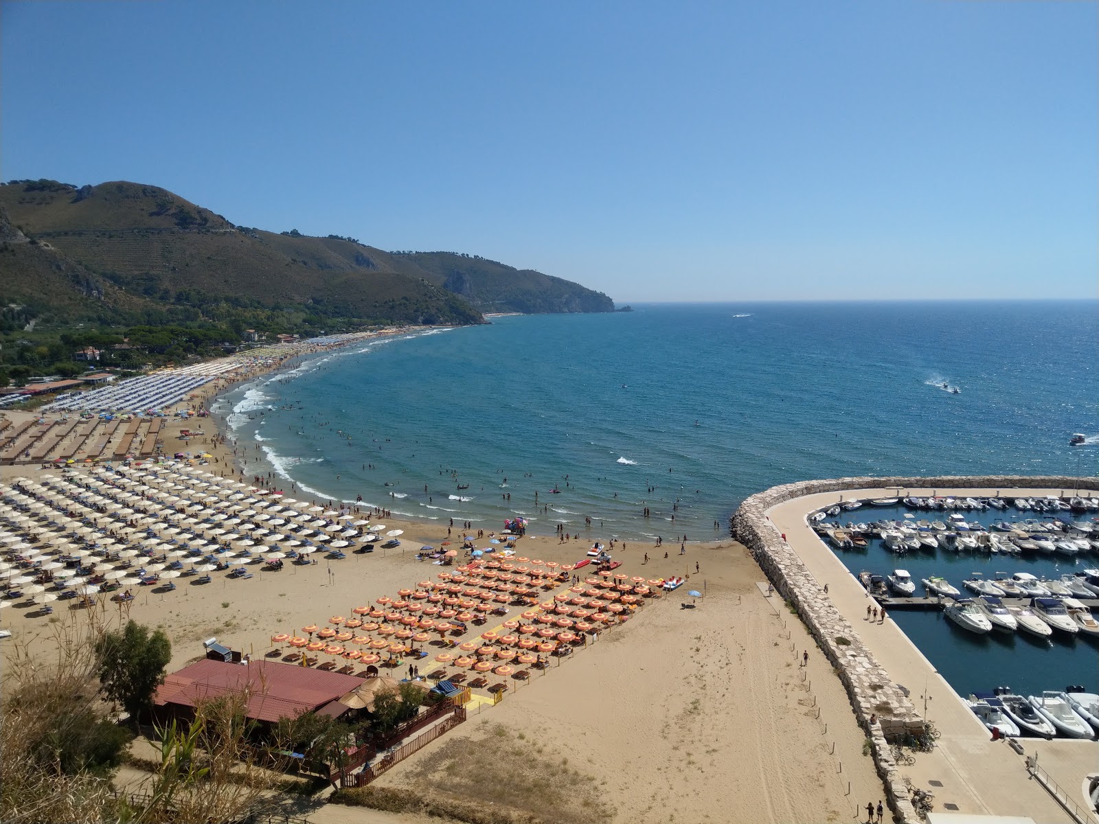 Fotografie cu Sperlonga beach II cu o suprafață de apa albastra