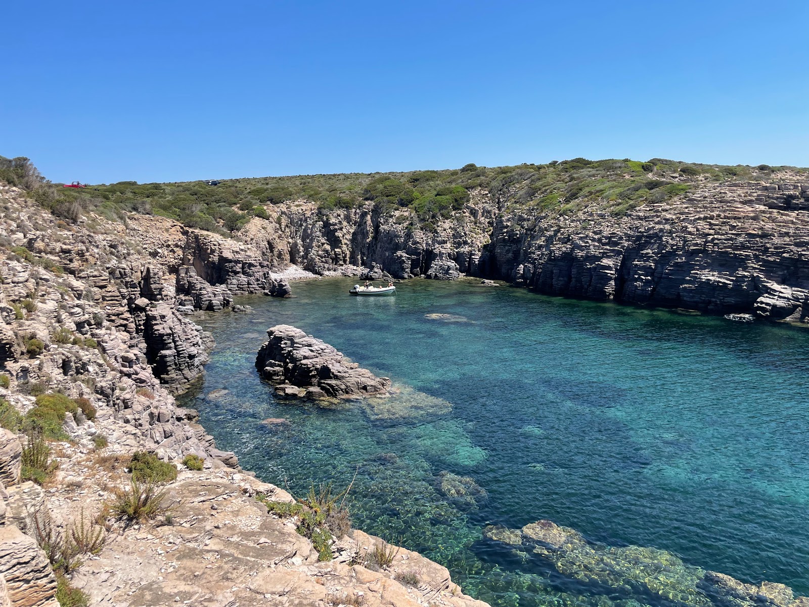 Scogliera La Conca 🏖️ San Pietro island, Italy - detailed features, map,  photos