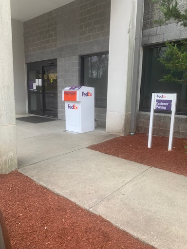 Shipping and Mailing Service «FedEx Ship Center», reviews and photos, 404 Fieldcrest Dr, Elmsford, NY 10523, USA