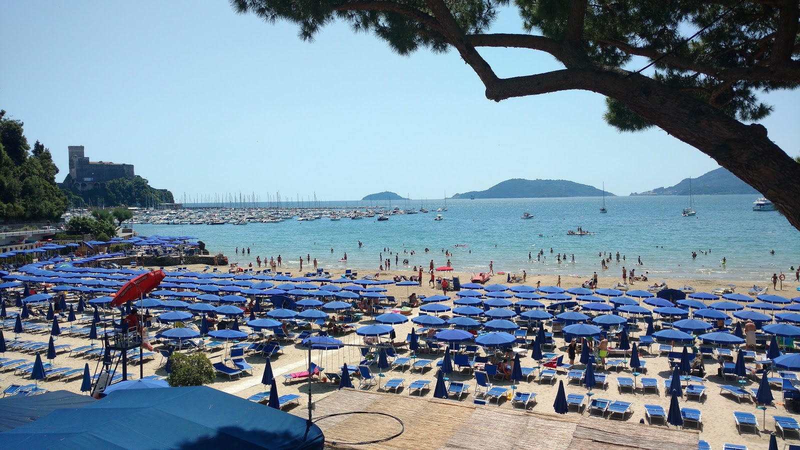 Photo de Spiaggia di San Terenzo - recommandé pour les voyageurs en famille avec des enfants