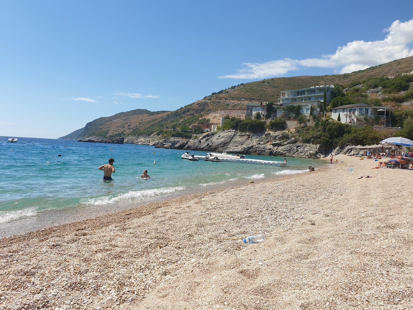 Foto von Jala Strand von Klippen umgeben