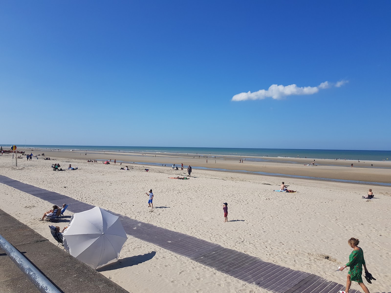 Photo of Le Touquet beach with bright sand surface