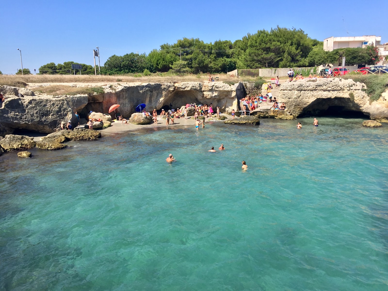 Foto von Nfucaciucci Beach mit beiger sand & steine Oberfläche
