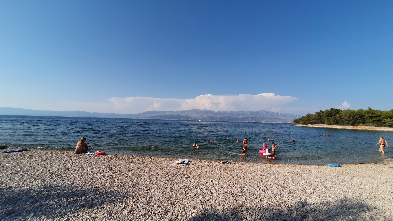 Foto av Mutnik beach och bosättningen