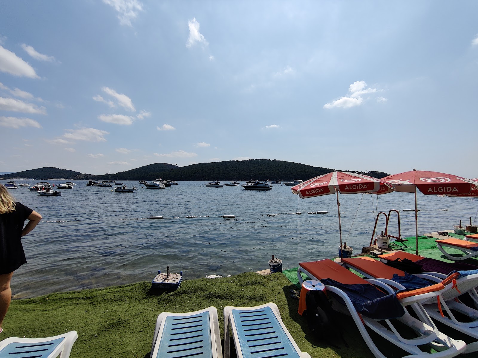 Foto de Burgazada Halk Plaji con playa recta