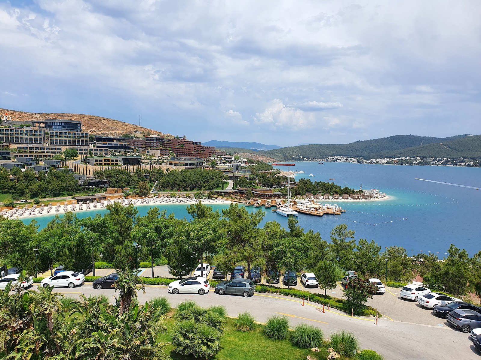 La Blanche Island Plaji'in fotoğrafı geniş bir kıyı şeridi ile birlikte