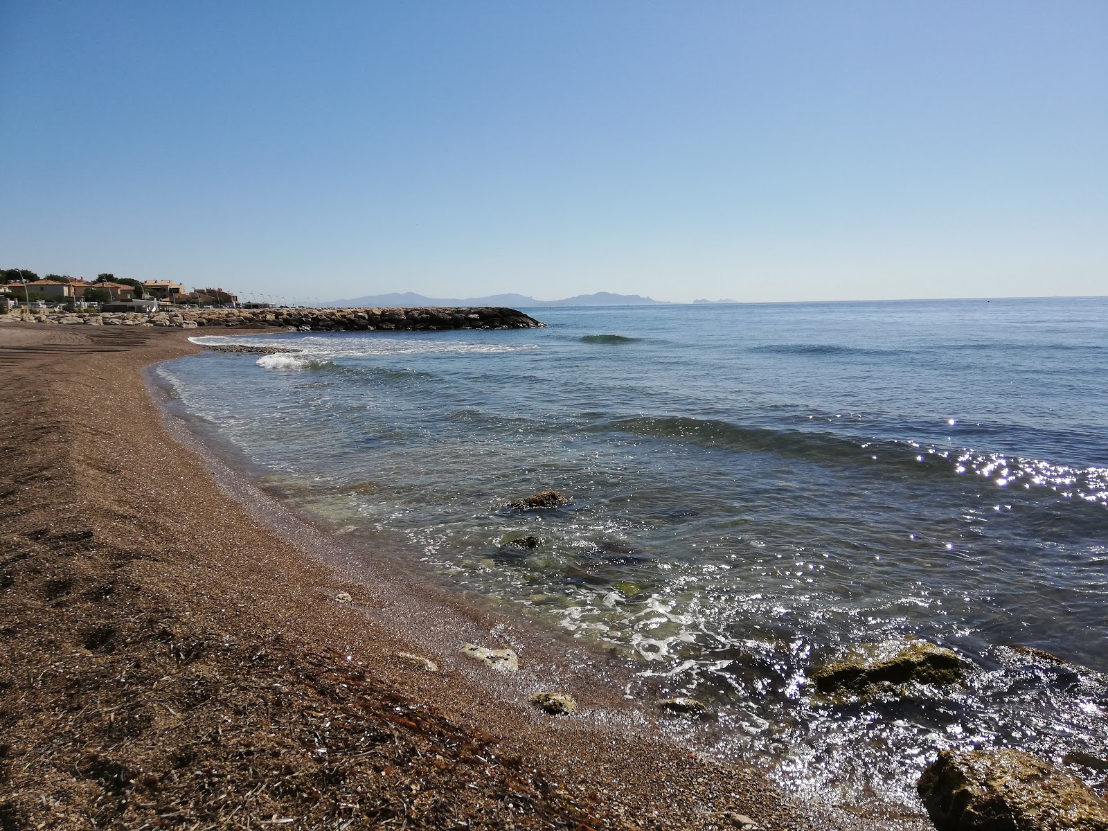 Foto di Sausset-les-Pins beach con una superficie del sabbia beige e ciottoli
