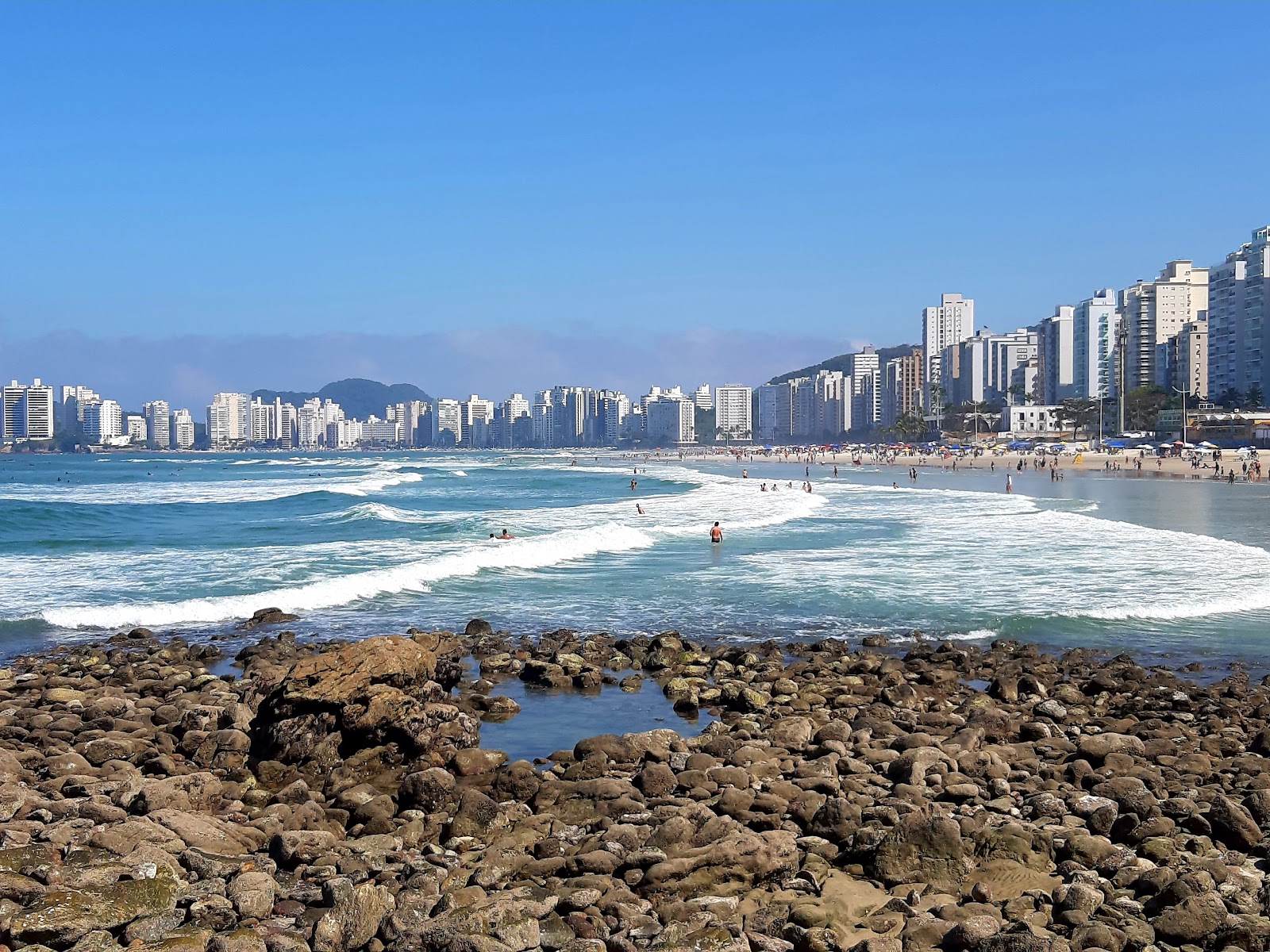 Foto di Spiaggia di Pitangueiras e l'insediamento