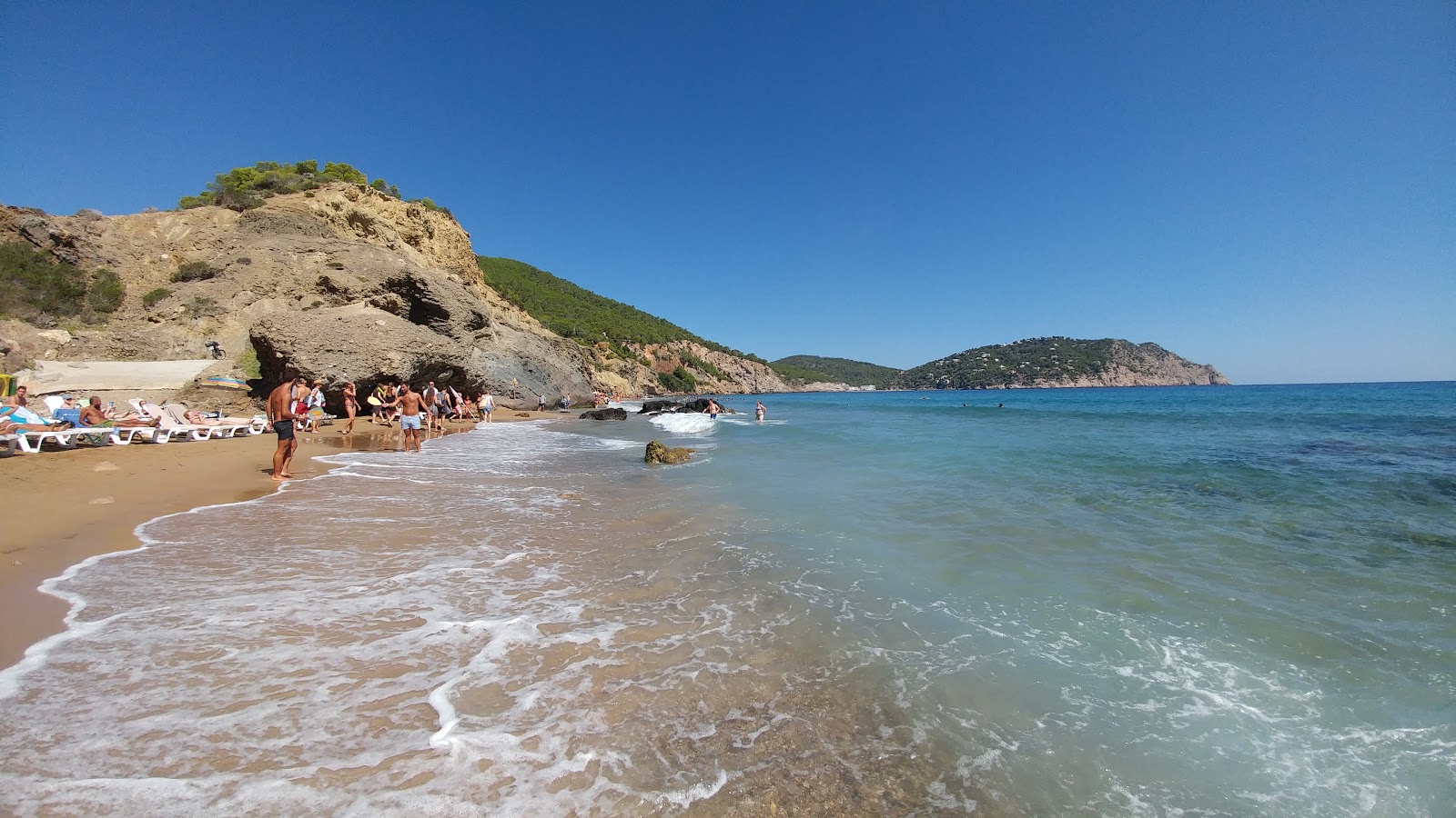 Foto von Platja de s'Aigua Blanca mit brauner sand Oberfläche
