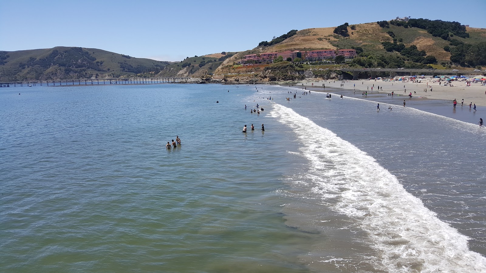 Photo de Avila Beach protégé par des falaises