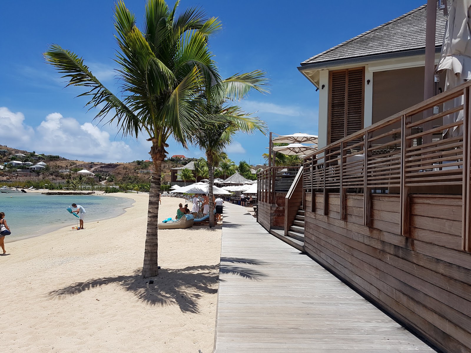 Foto av St Barth Strand omgiven av klippor