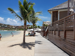 Foto av St Barth Strand omgiven av klippor