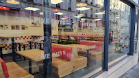Atmosphère du Restaurant de hamburgers Five Guys Paris Blanche - n°3