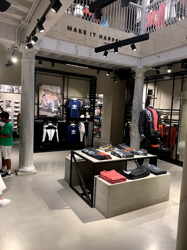 Adicto Generosidad erupción Tiendas adidas en Sevilla ※TOP 10※