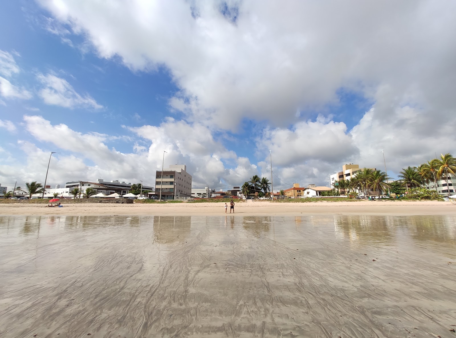 Praia do Jacare的照片 带有碧绿色水表面