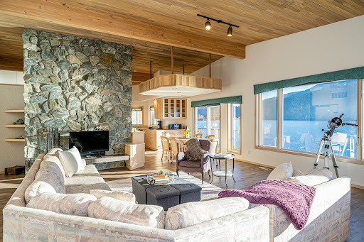 Vacation Home Rental Agency «Windermere Vacation Rentals Lake Chelan», reviews and photos, 115 E Woodin Ave, Chelan, WA 98816, USA