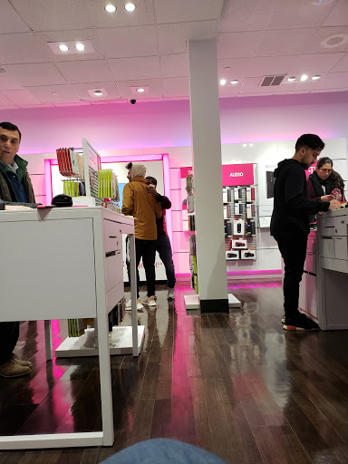 Cell Phone Store «T-Mobile», reviews and photos, 1837 Fountain Dr, Reston, VA 20190, USA