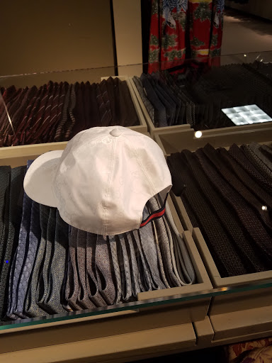 Boutique «Gucci Outlet», reviews and photos, 50 Hartz Way, Secaucus, NJ 07094, USA